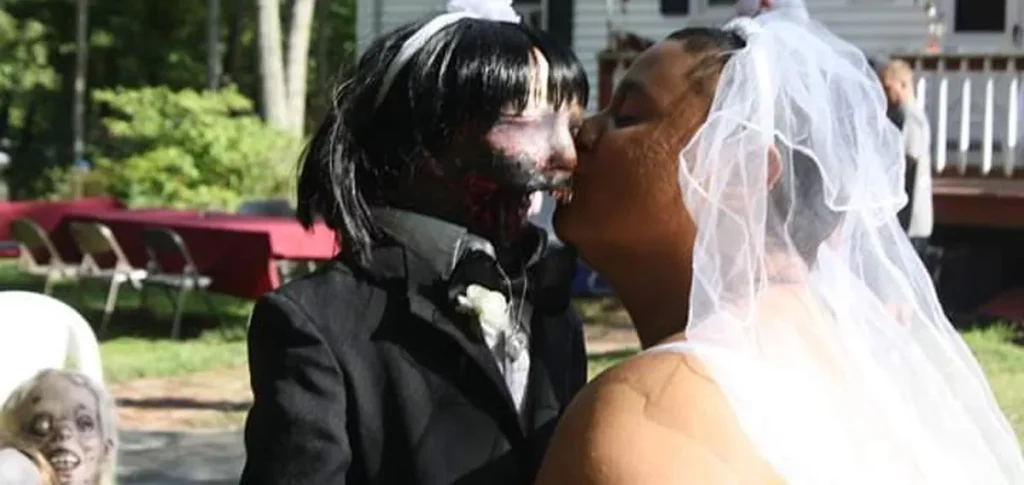 Felicity - Una lesbiana estadounidense se ha casado con su muñeca zombie