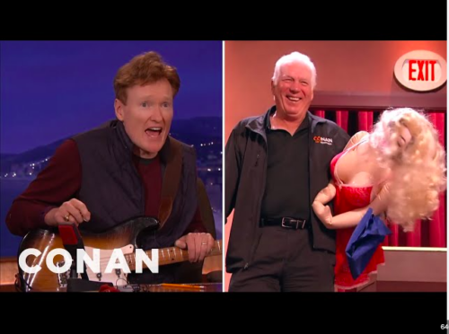 Een sekspop in de talkshow van Conan